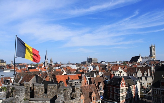Belgische Flagge über der Skyline von Gent