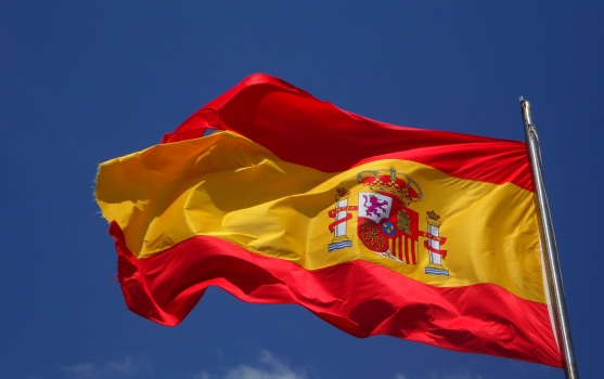 bandera de España, roja y amarilla, flameando en el cielo