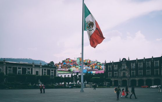bandera de México flameando en el medio de una plaza